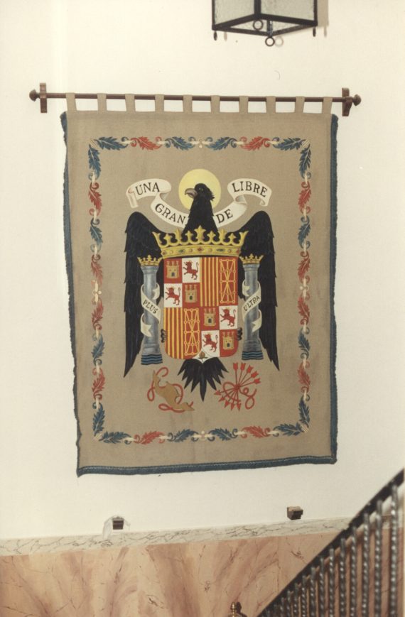 01 Tapiz con el escudo de España