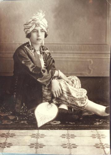1-02 - 1927 - Vestida para el teatro
