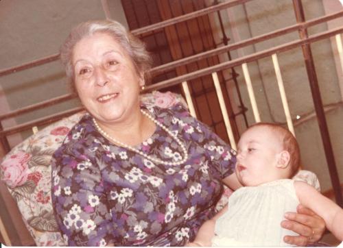 2-08 - 1969 - Con su primer nieto