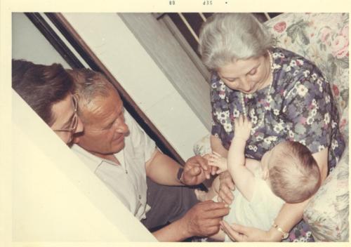2-09 - 1969 - Abuelos con su primer nieto