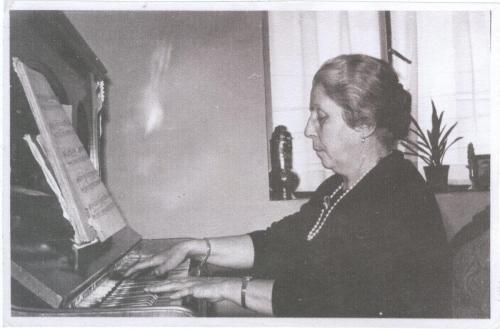 3-01 - 19700000-1_Mama al piano