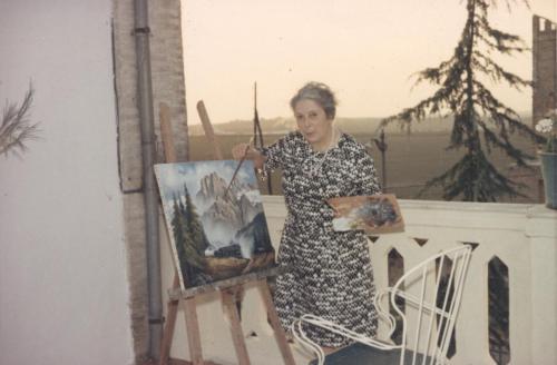 4-01 - Mamá pintando en la bodega