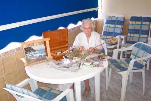 4-08 - Mamá pintando-20040907-2_fuengirola