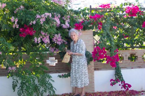 5-05 - 20040926-3_casita_flores_mama