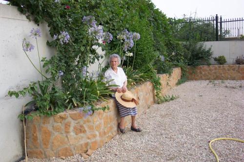 5-06 - 20040725-5_casita_flores_mama