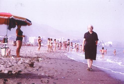 6-04 - 19780000- Mamá en la playa 2