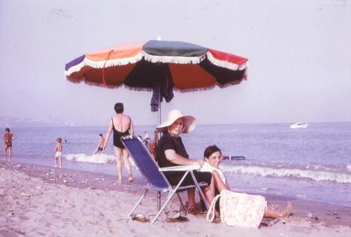 6-05 - 19780000- Mamá en la playa